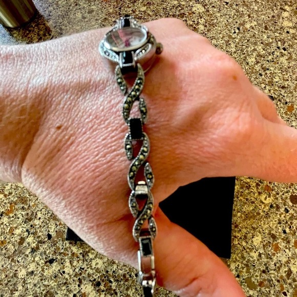 Elegant marcasite watch with vintage charm - Picture 3 of 4